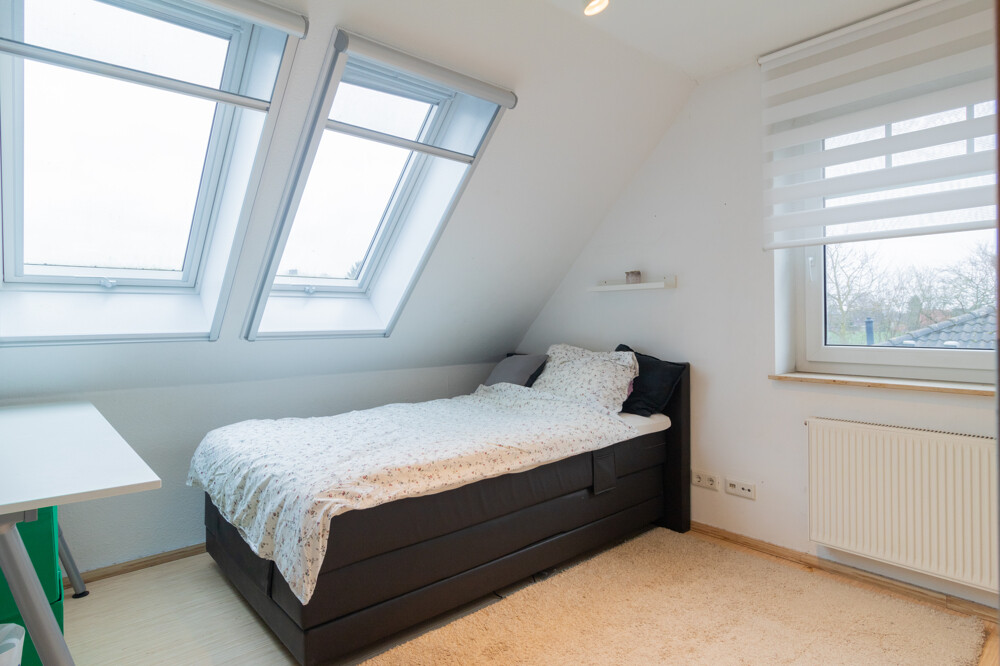 Kinderzimmer mit vielen Fensterflächen 