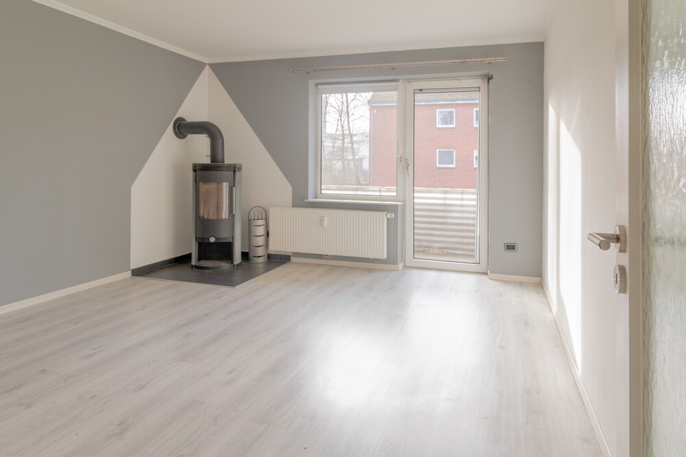 Wohnzimmer mit Zugang zum Balkon 