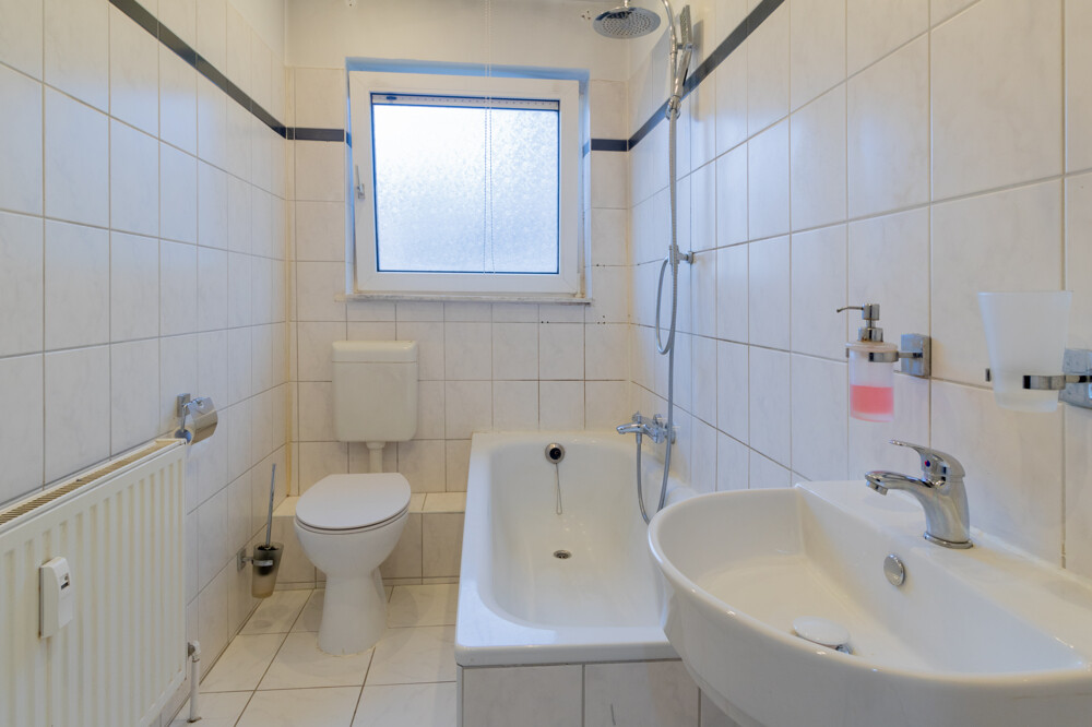 Tageslichtbad mit Badewanne