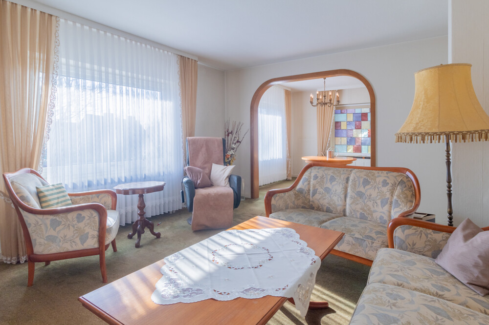 Wohnzimmer mit Blick in den Essbereich 