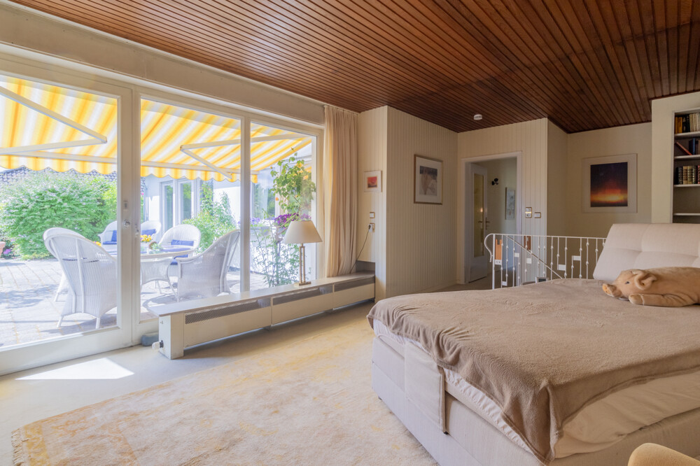 Schlafzimmer mit Zugang zur Terrasse