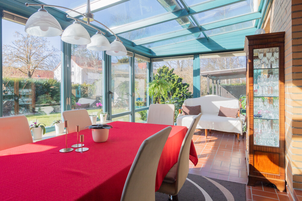 Wintergarten mit Blick in den Garten