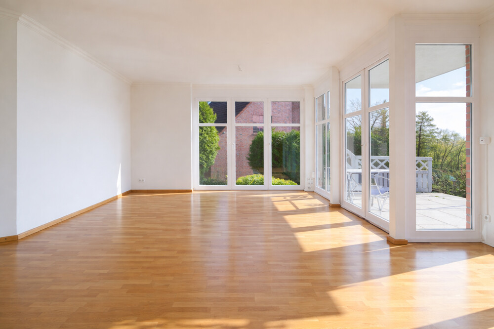 Wohnbereich mit Zugang zur Terrasse
