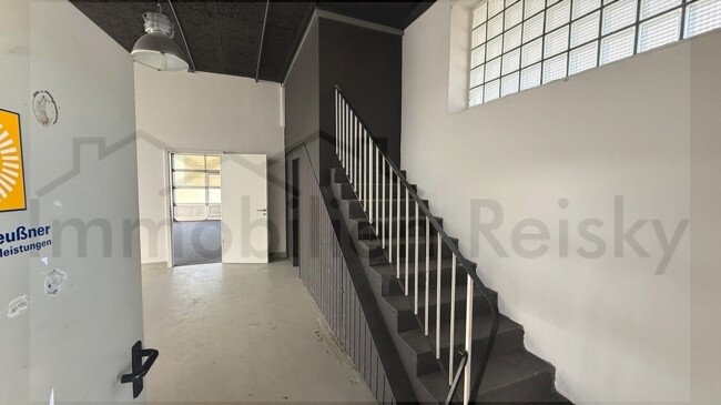 Zugang von Halle in Büro OG möglich