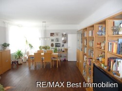 großes und helles Wohnzimmer.png
