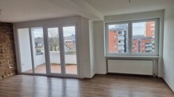 Wohnzimmer mit Balkon 