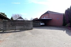 Hofeinfahrt mit Carport