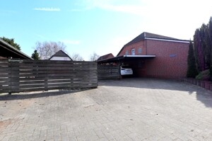 Hofeinfahrt mit Carport