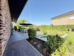 Terrasse mit Teich