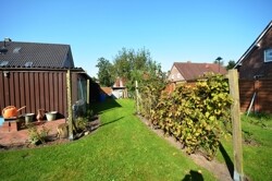 Garten seitlich vom Carport