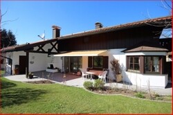 Südansicht mit Terrasse und pflegeleichtem Garten