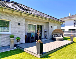 Terrasse im Sommer, mit Sitzplatz