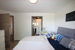 Schlafzimmer mit Ankleideraum