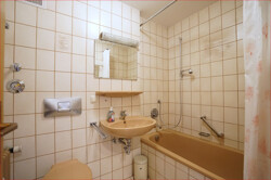gepflegtes Bad mit Badewanne