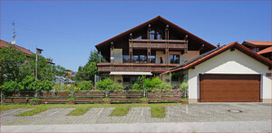 Hausansicht mit Doppelgarage