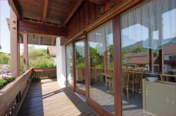 mit Balkon