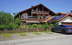 Hausansicht mit Stellplätzen