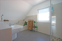 Bad_mit Badewanne und begehbarer Dusche
