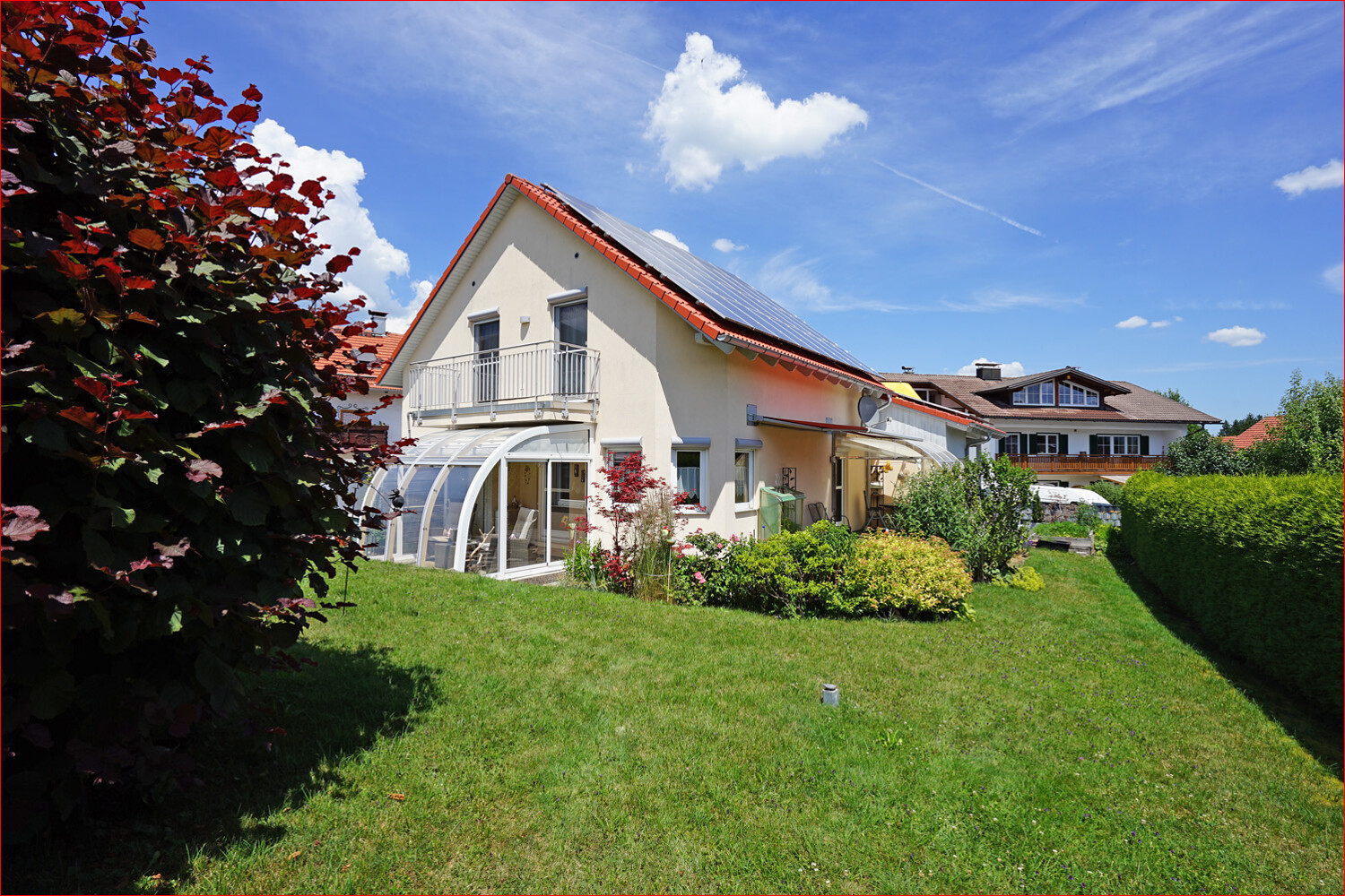 Haus (Süd) mit gepflegtem Garten