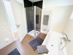 Im Obergeschoss - Ihr Badezimmer mit Wanne & Dusche