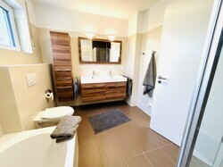 Im Obergeschoss- Ihr Badezimmer mit Doppelwaschtisch