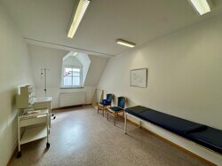 3 Wohnzimmer (aktuell Praxis)