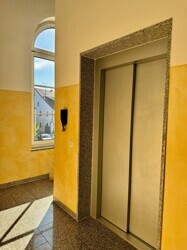 12 Aufzug