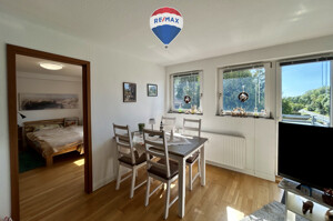 Essbereich und Blick ins Schlafzimmer