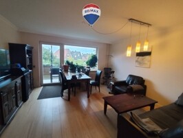 Wohnzimmer mit Balkon unten