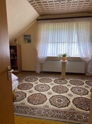 eines der beiden Zimmer im Dachgeschoss