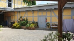 Außenansicht_Hof mit Nebengebäude