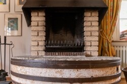 Offene Feuerstelle mit Mühlstein