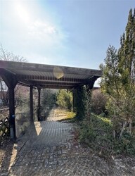 Garageneinfahr mit Carport