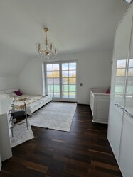 Schlafzimmer mit Balkon