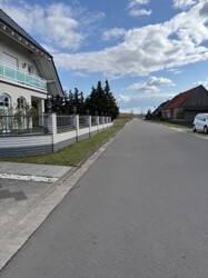 Straße_Zaun_Mauer