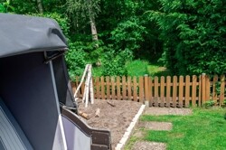 Garten im Zugang zum angrenzenden Wald