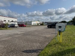 Parkfläche mit Ladesäulen