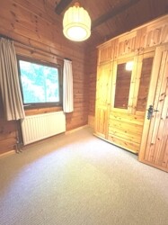 Kleiderschrank im großen Zimmer