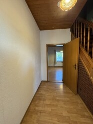 Flur mit Blick in die Küche