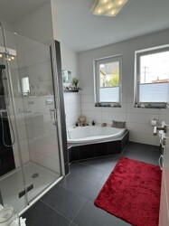Modernes Badezimmer