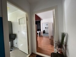 Blick vom Flur ins Wohnzimmer und Schlafzimmer