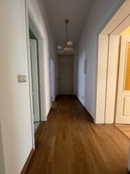 Flur mit Blick zum Ausgang