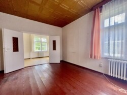 Wohnzimmer mit Blick ins Esszimmer 