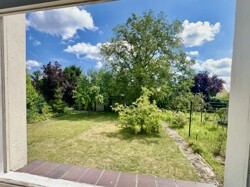 Blick vom Esszimmer in den Garten