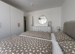 Schlafzimmer mit Blick zur Tür