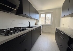 Küche mit offenem Fenster
