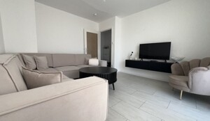 Wohnzimmer mit Blick zum Flur 