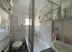 Bad mit Wanne und Duschabtrennung