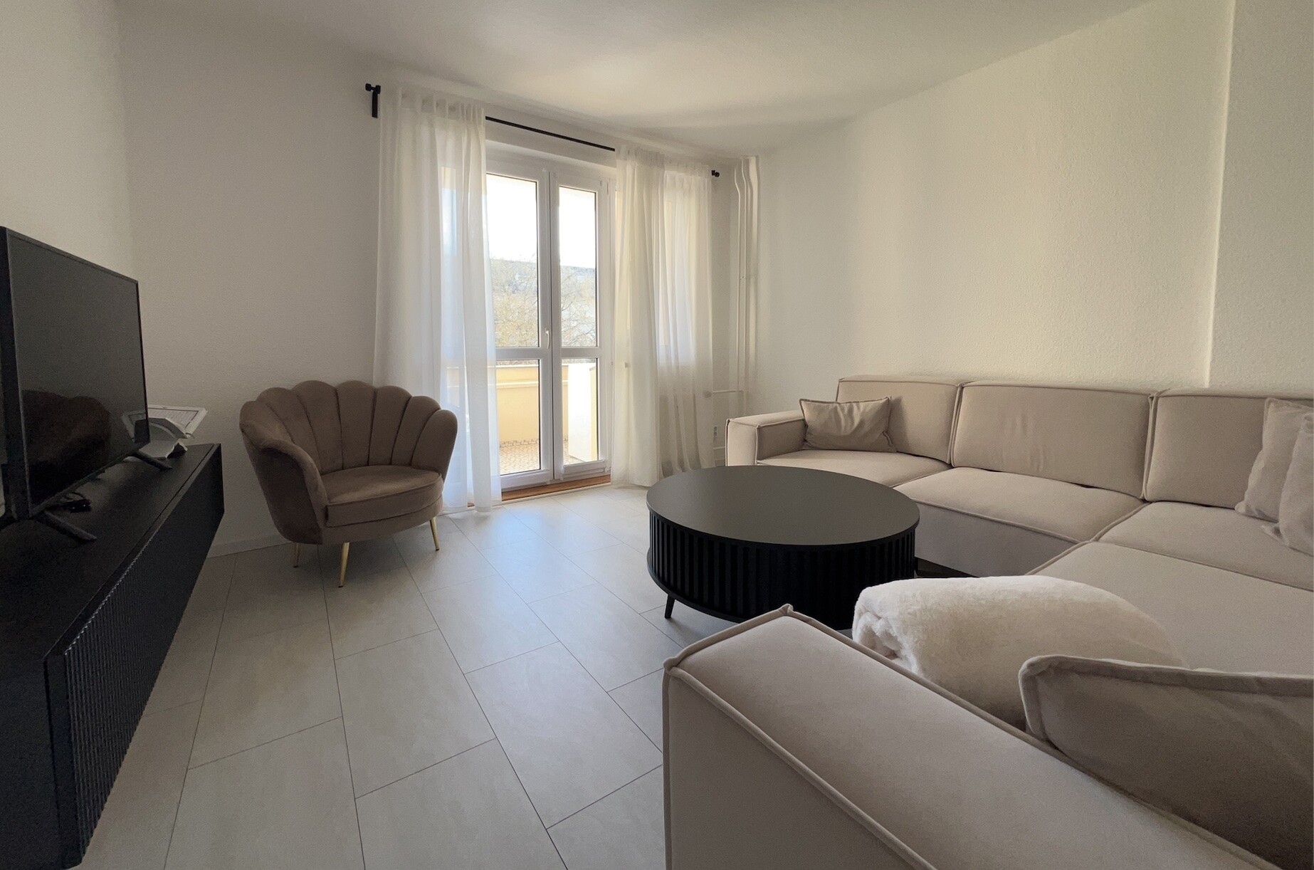 Wohnzimmer mit Blick zum Balkon