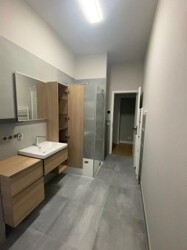 Badezimmer mit Dusche 